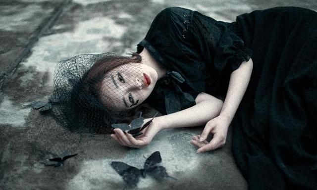 被推下樓後，我轉身嫁他首富死對頭